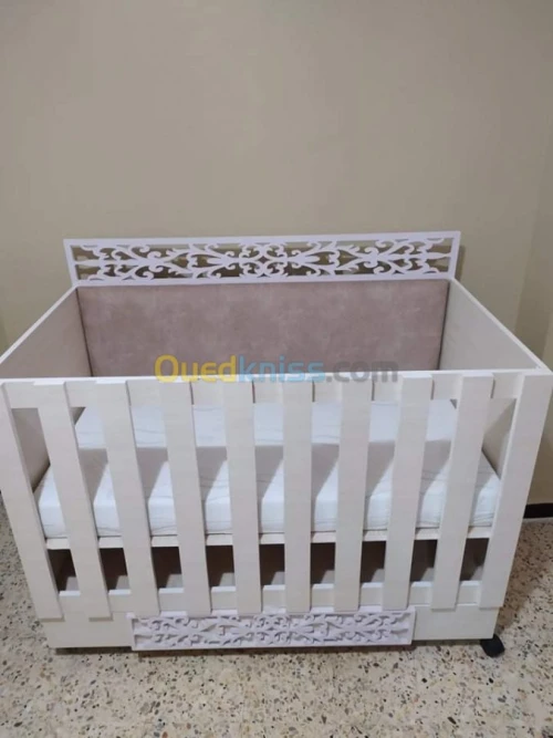Lit bébé avec roulette + forex decor 