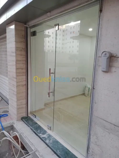 Montage vitrine verre trempé.cabine do