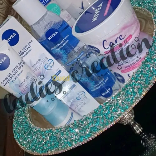 Plateaux miroirs et broderies 