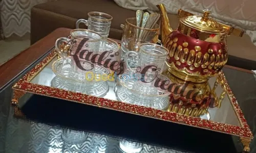 Plateaux miroirs et broderies 
