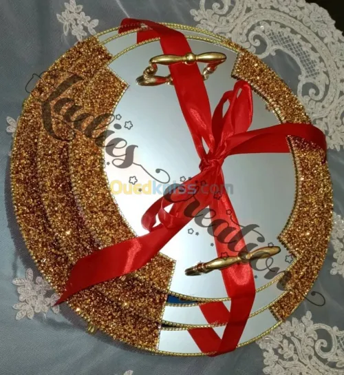 Plateaux miroirs et broderies 