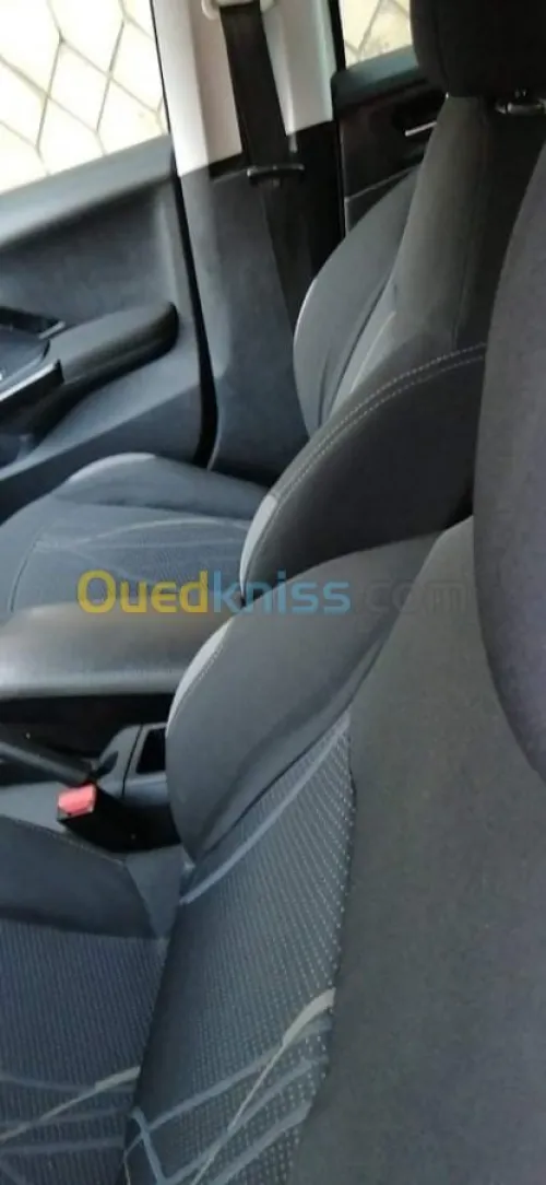 Peugeot 208 2015 