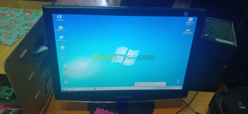 Pc de bureau avec ça table