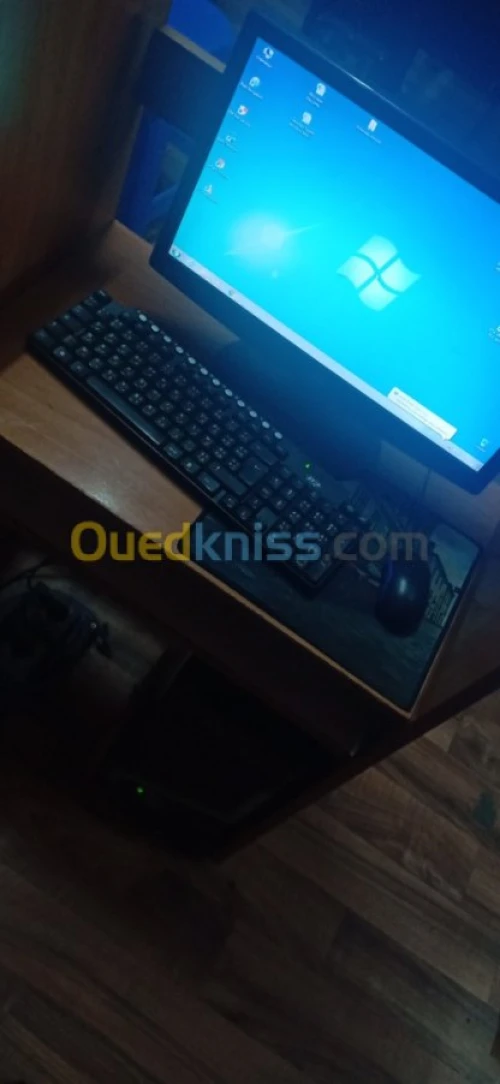Pc de bureau avec ça table