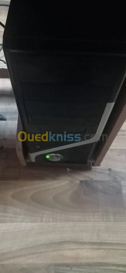 Pc de bureau avec ça table