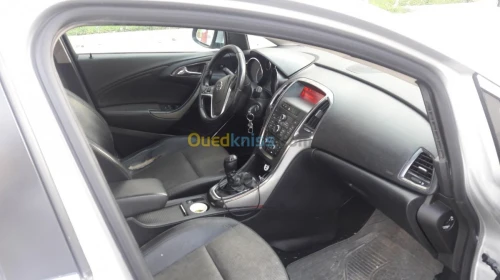 Opel Astra 2011 