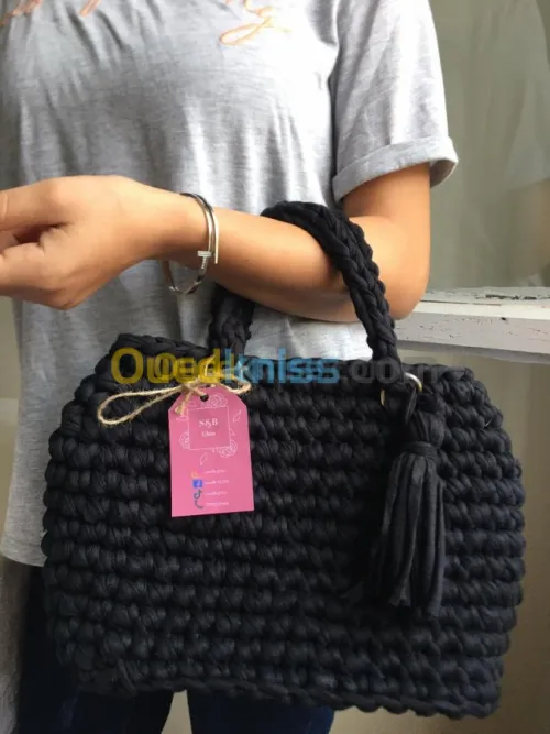 Un sac à main noir