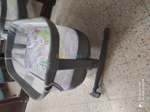 Lit bébé avec matelas + londo chicco