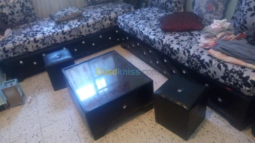 2 canapés 2 poufs et table 