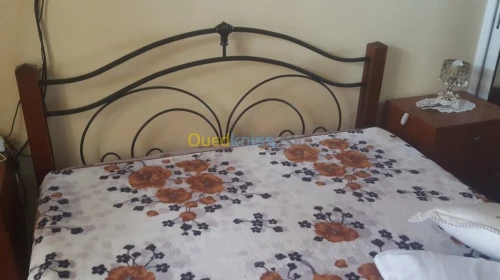 un lit fer forge + 2 table de nuit 