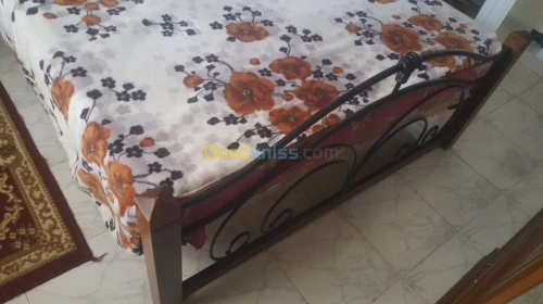 un lit fer forge + 2 table de nuit 