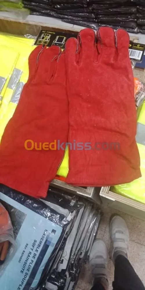 Polo, t-shirt, casquette, casque, lunettes, tenue de travail 