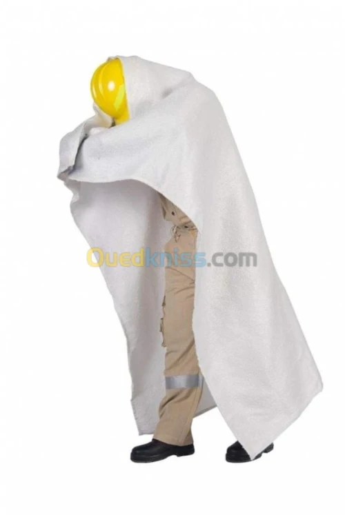 Polo, t-shirt, casquette, casque, lunettes, tenue de travail 
