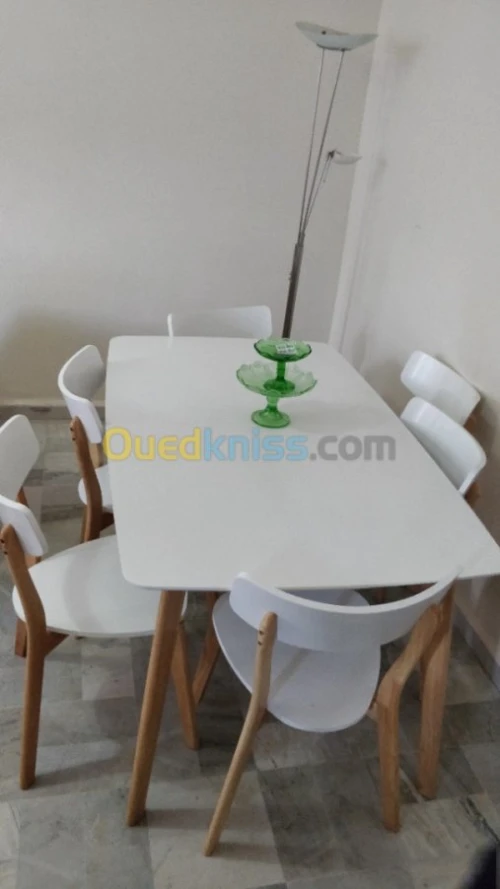 Table avec six chaises blancs
