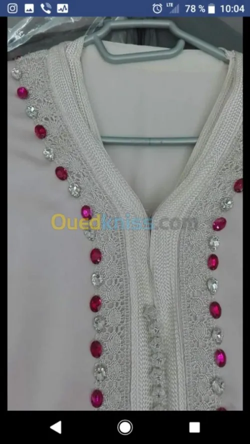 Caftan rose en satin avec pierres svar