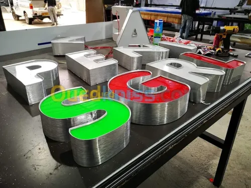 Fabrication panneaux publicitaires et lettres lumineuse 