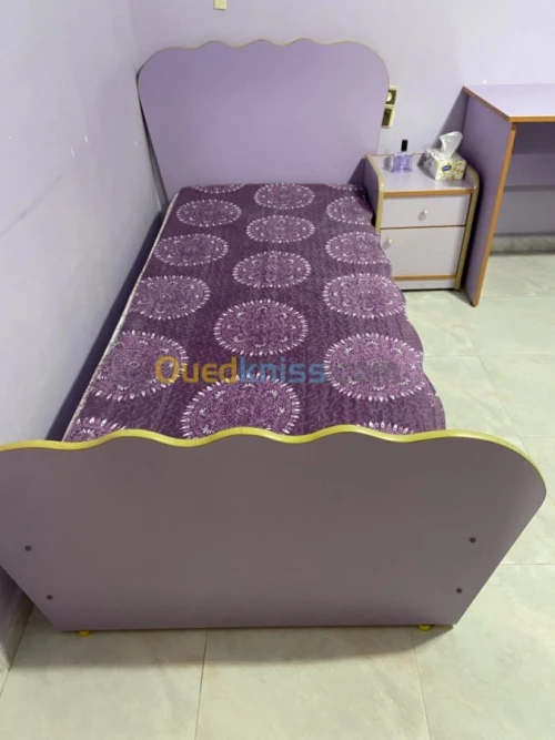 Chambre mauve pour enfant/adolescent 