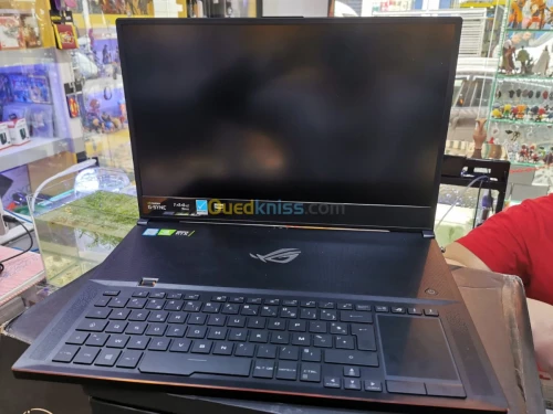 Asus rog 17" i7 9e rtx 2070 magasin