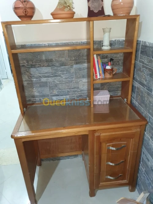 Bureau bois rouge avec étagères