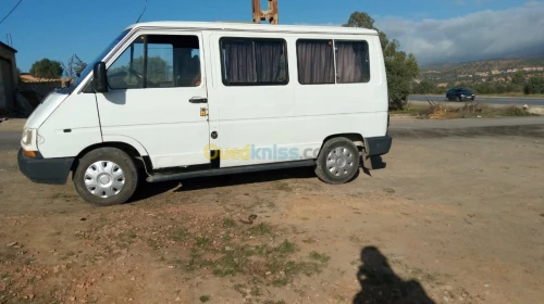 RENAULT 9 PLACES TRAFIC MOTEUR R 25. 
