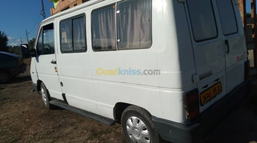 RENAULT 9 PLACES TRAFIC MOTEUR R 25. 