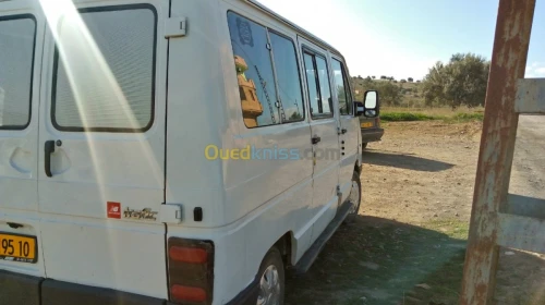 RENAULT 9 PLACES TRAFIC MOTEUR R 25. 