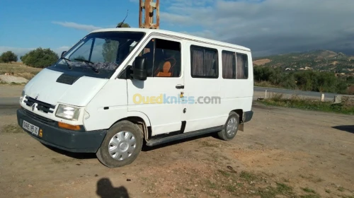 RENAULT 9 PLACES TRAFIC MOTEUR R 25. 