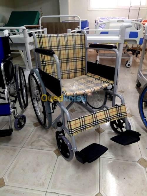 Fauteuil roulant jaune 