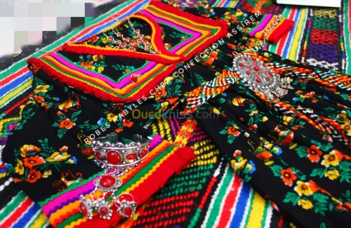 Robes traditionnelles ; détail et gros