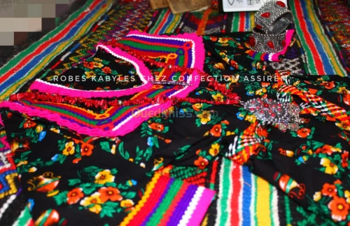 Robes traditionnelles ; détail et gros
