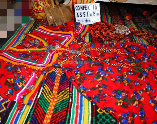 Robes traditionnelles ; détail et gros