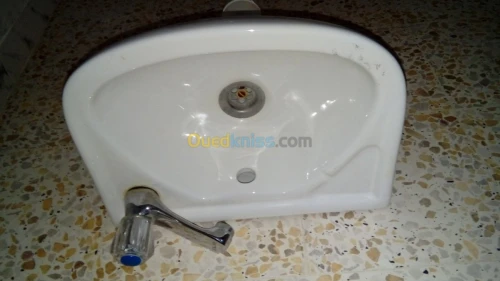 lave main avec robinet de marque BCR 