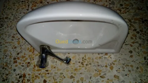 lave main avec robinet de marque BCR 