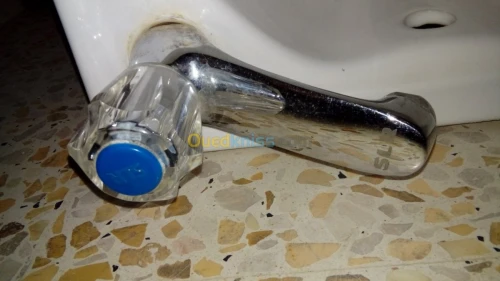 lave main avec robinet de marque BCR 