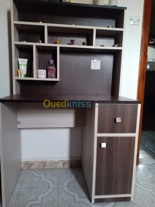 lit, bureau, table de nuit, decoration