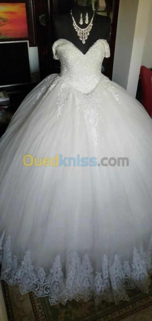 فساتين بيضاء