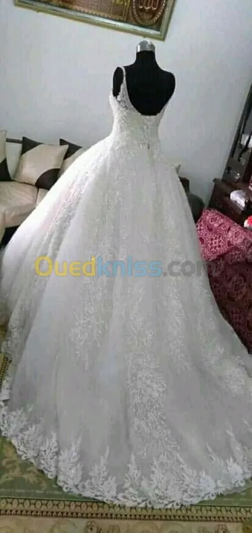 فساتين بيضاء
