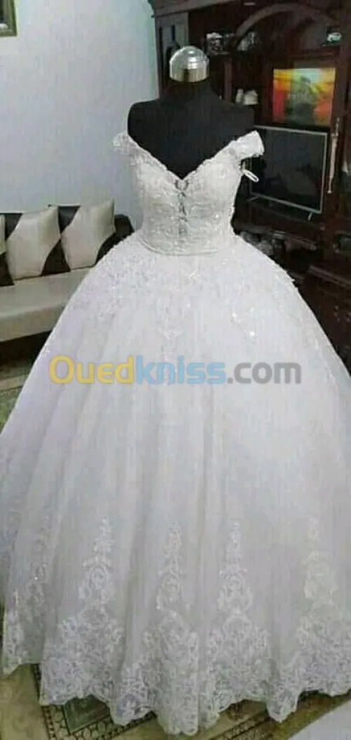 فساتين بيضاء