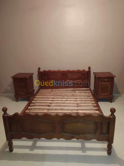 Belle chambre à coucher bois rouge