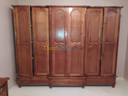 Belle chambre à coucher bois rouge