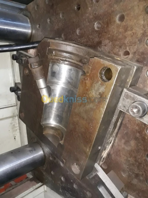 Machine injection plastique 