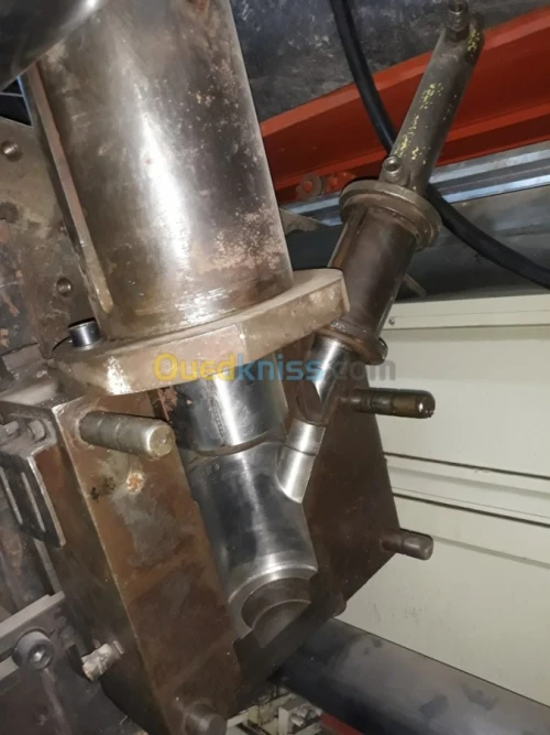 Machine injection plastique 