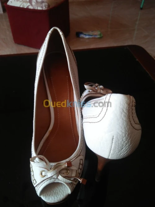 deux paires de chaussures de luxe 