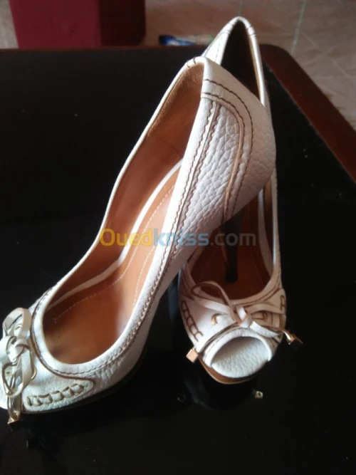 deux paires de chaussures de luxe 