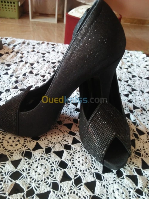deux paires de chaussures de luxe 