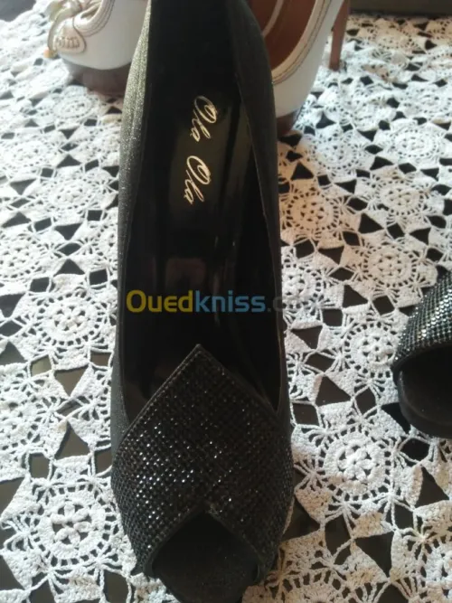 deux paires de chaussures de luxe 