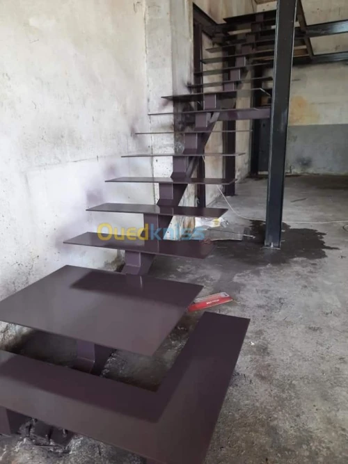 ESCALIER MÉTALLIQUE 