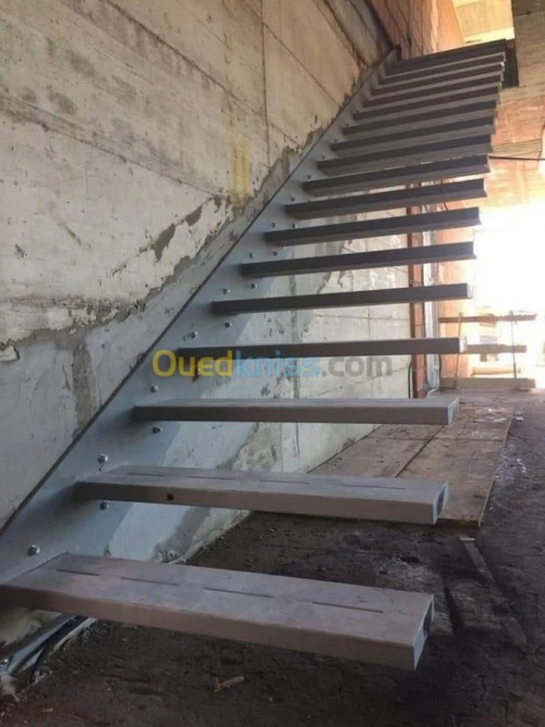 ESCALIER MÉTALLIQUE 
