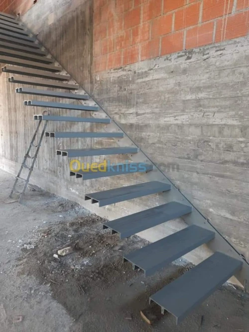 ESCALIER MÉTALLIQUE 