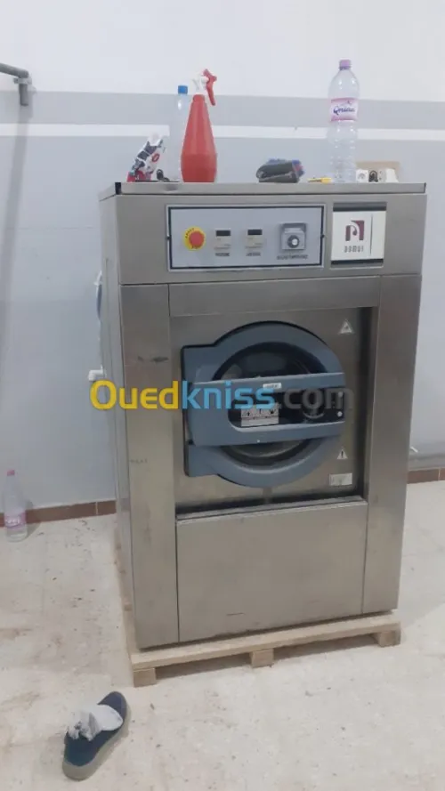 الة غسل الملابس